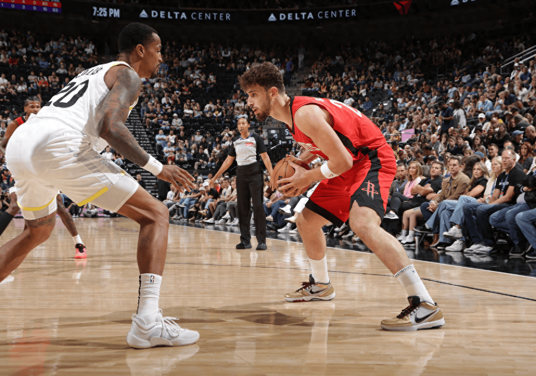 爱游戏官网网页版入口-皇家社会训练开放日，转会期远射贴柱引欢呼，NBA季后赛在即，身体对抗强度拉满的简单介绍